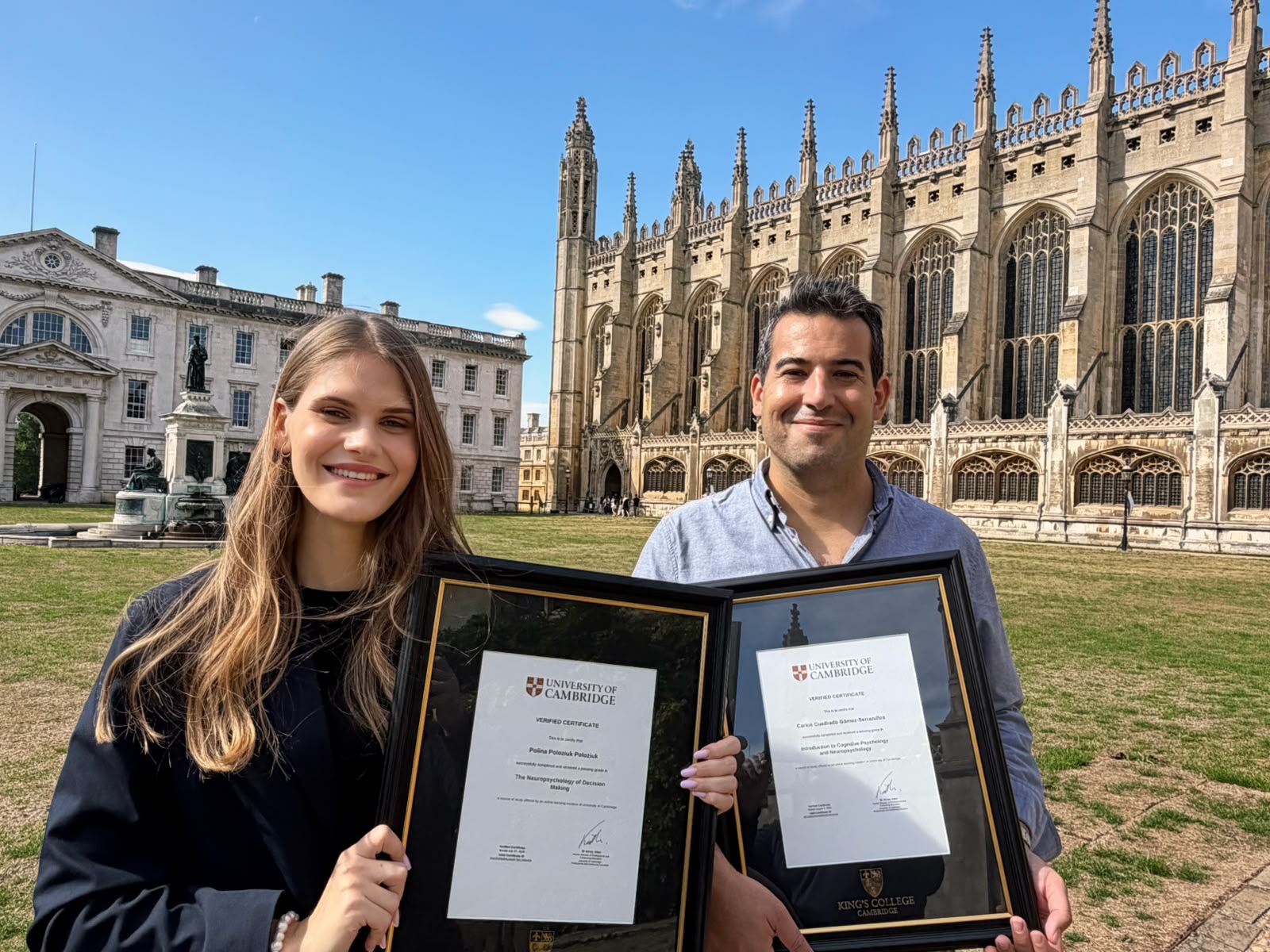 Carlos Cuadrado y Polina Poloziuk con sus certificados en Cambridge