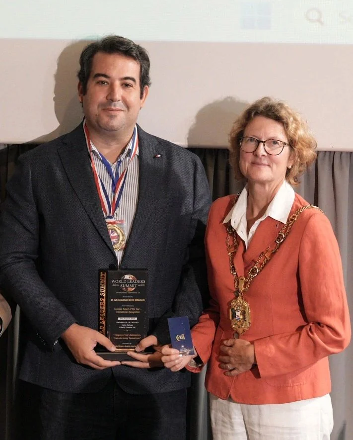 Carlos Cuadrado Gómez-Serranillos junto a Louise Upton con el reconocimiento de Experto Forense del Año 2025