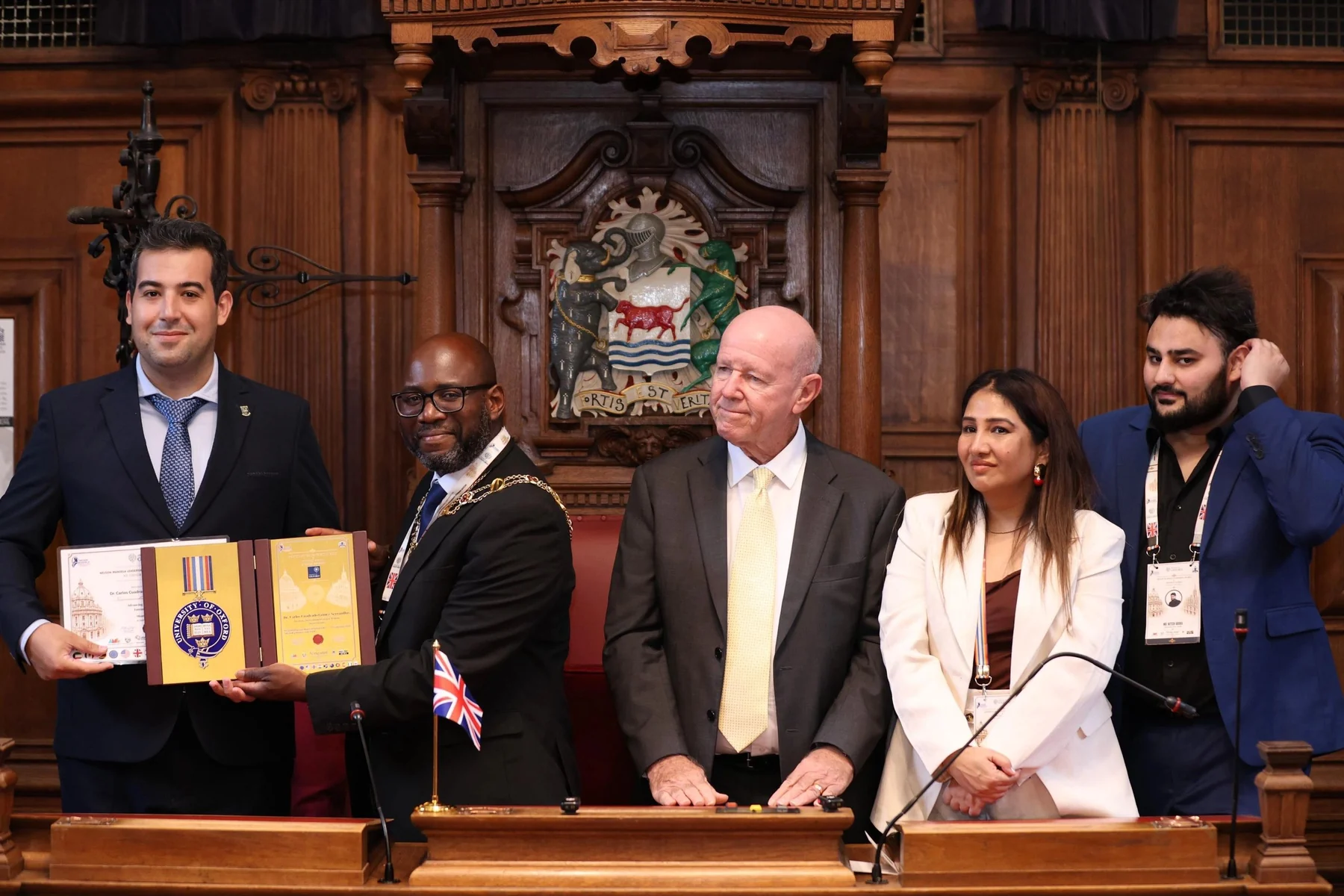 Entrega del reconocimiento a Carlos Cuadrado en Oxford Town Hall en 2026